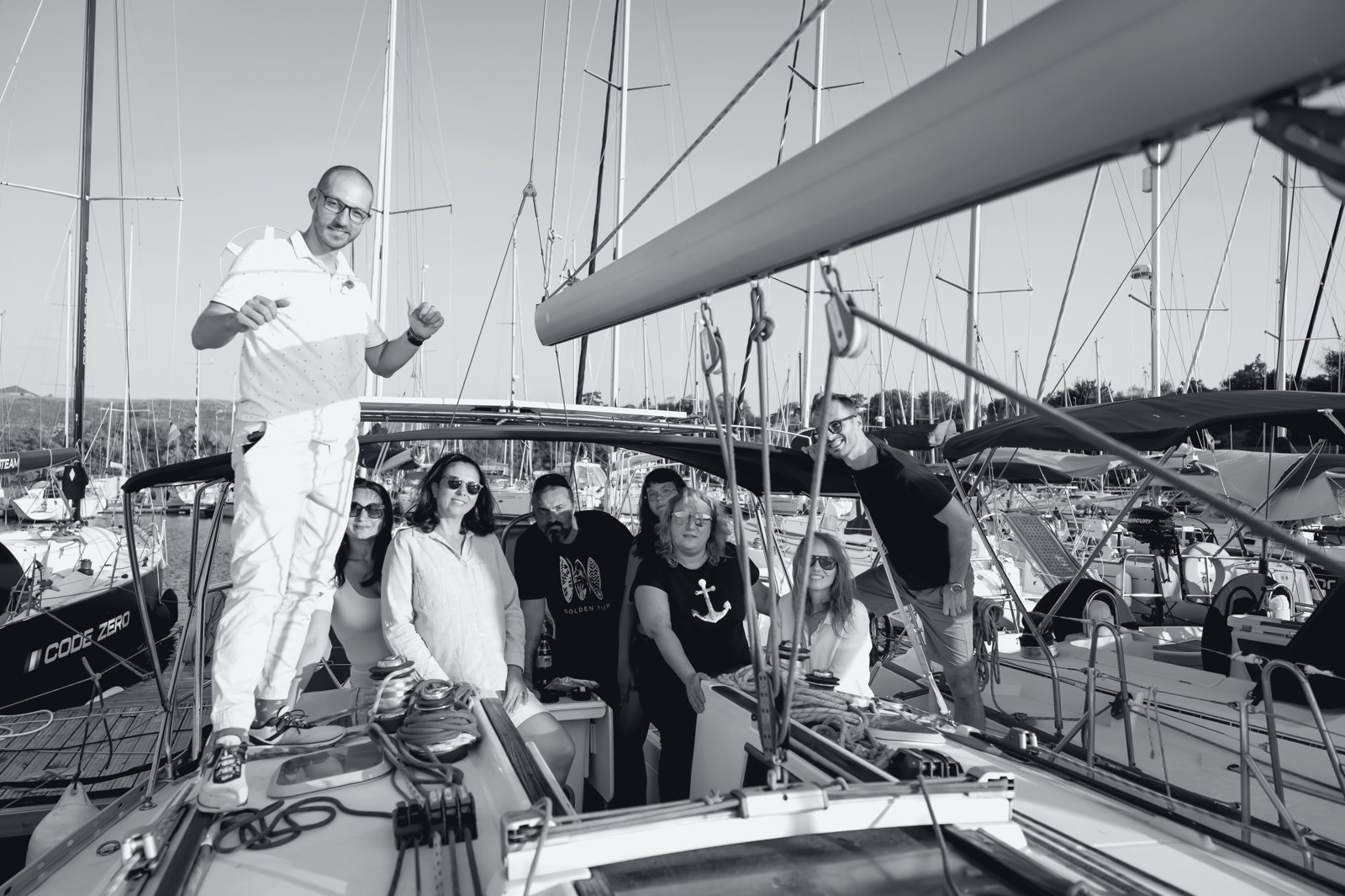 Grupul pe puntea bărcii, în port, la ieșirea de pe Limanu