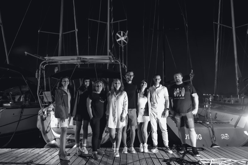 Fotografia de grup pe ponton, seara, la ieșirea de pe Limanu