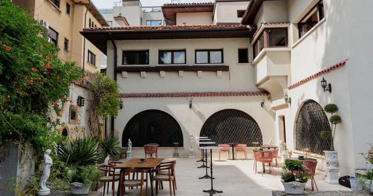 Casa Tătărăscu — curte interioară